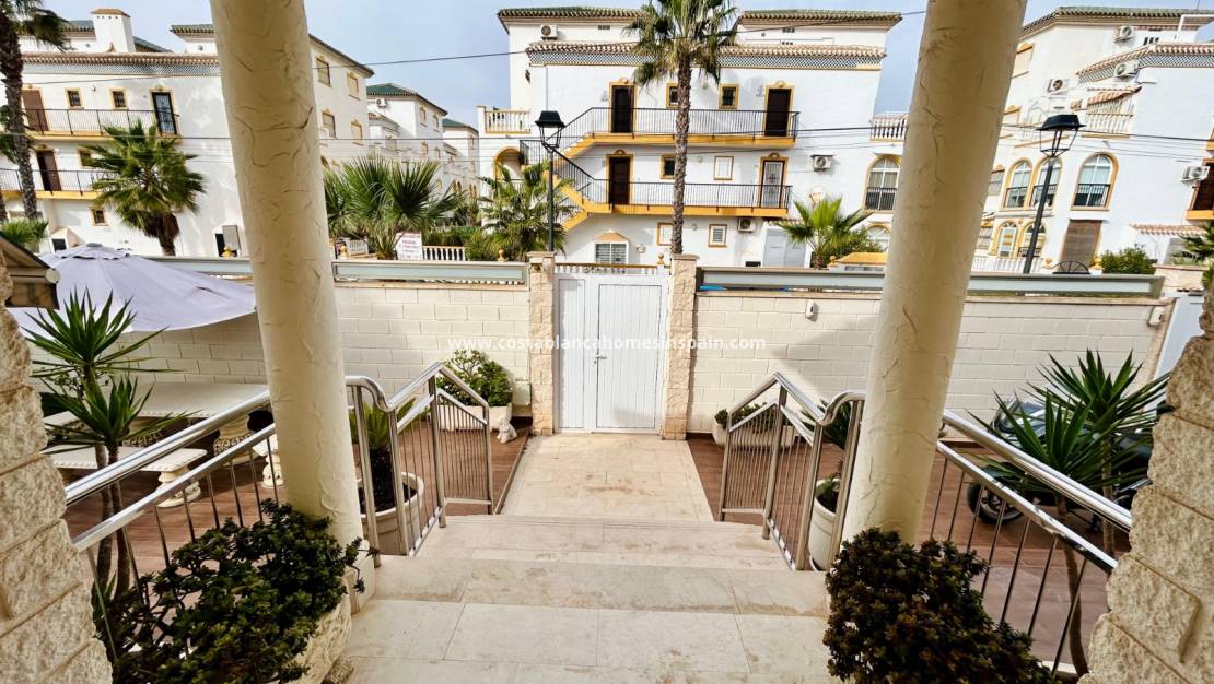 Endursölu - Semi - Detached Villa - Torrevieja - La Mata