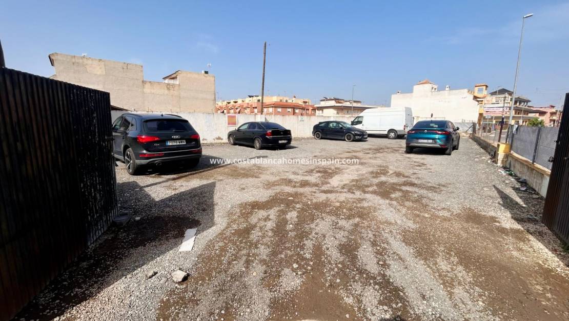 Endursölu - Söguþráður - Rojales