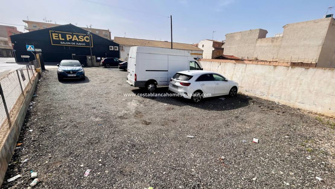 Endursölu - Söguþráður - Rojales