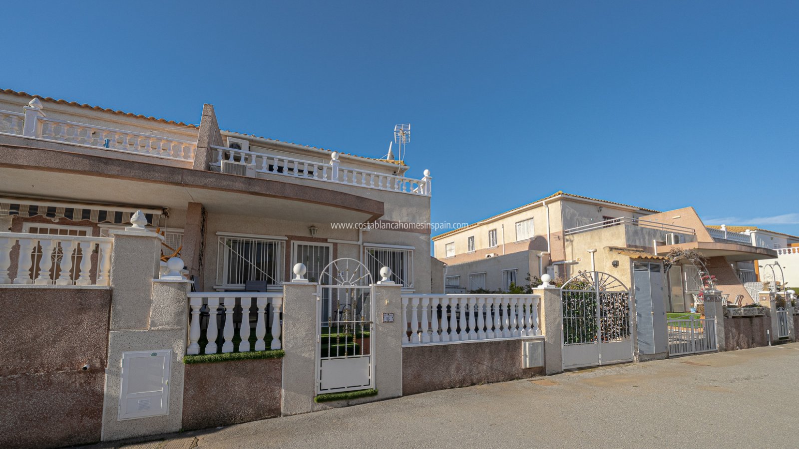 Használt - Semi - Detached Villa - Cabo Roig - 