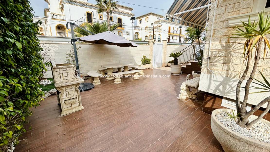 Használt - Semi - Detached Villa - Torrevieja - La Mata