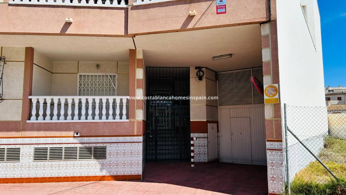 Használt - Semi - Detached Villa - Torrevieja - Playa de los Locos