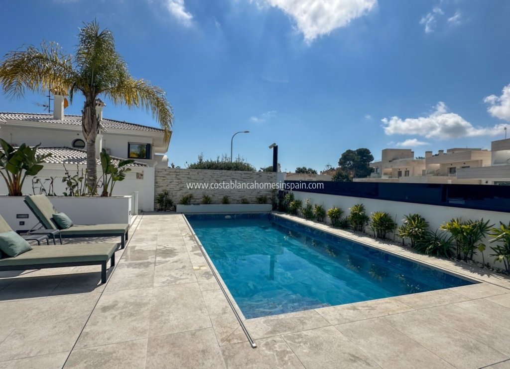 Resale - Detached Villa - Villamartin
