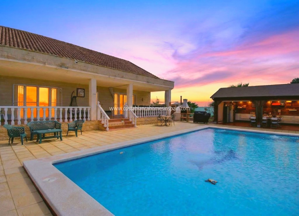 Resale - Finca - Albatera