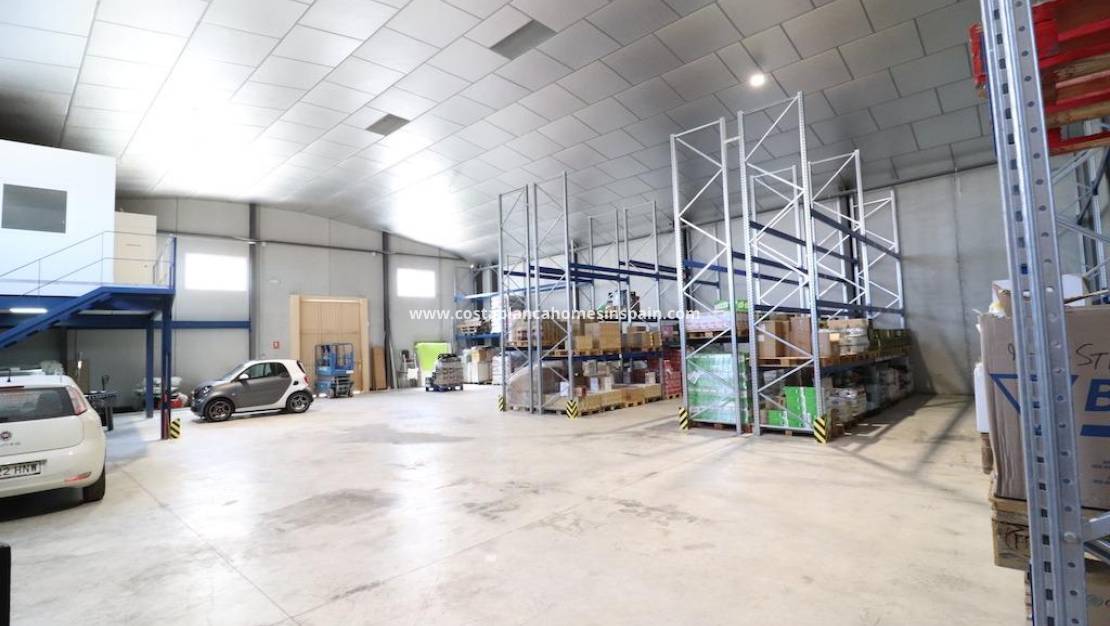 Resale - Industrial unit - Los Montesinos - Centro