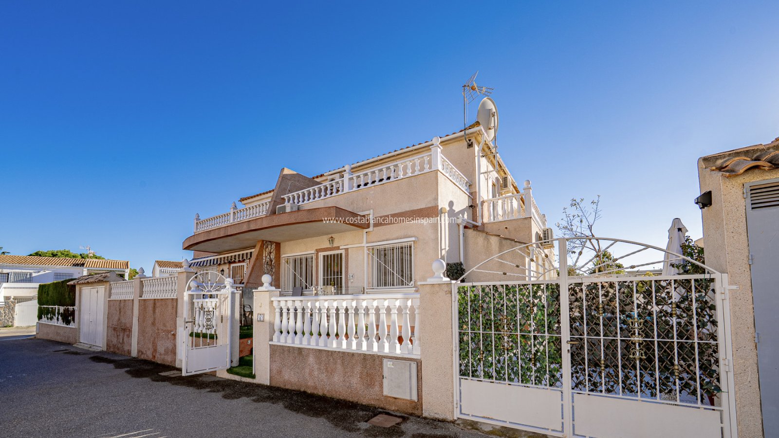 Resale - Semi - Detached Villa - Cabo Roig - La Regia