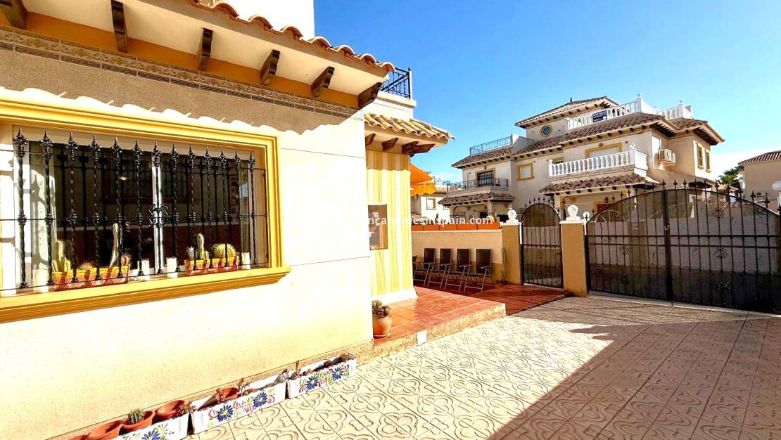 Resale - Semi - Detached Villa - Villamartin