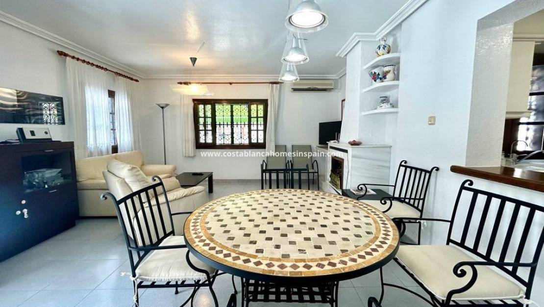 Resale - villa - Orihuela Costa - La Zenia