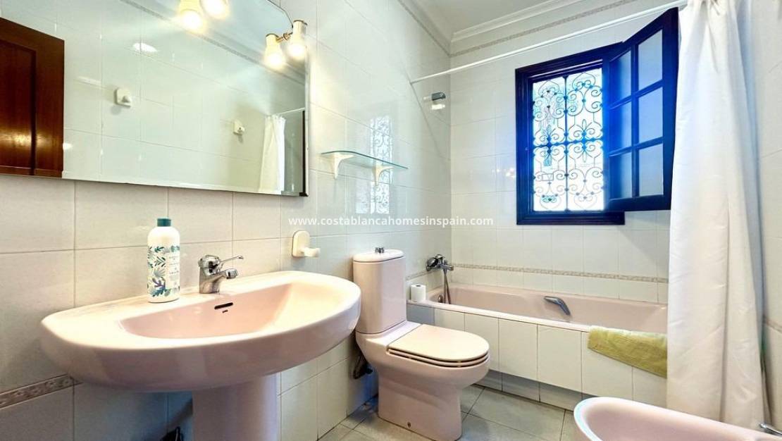 Resale - villa - Orihuela Costa - La Zenia