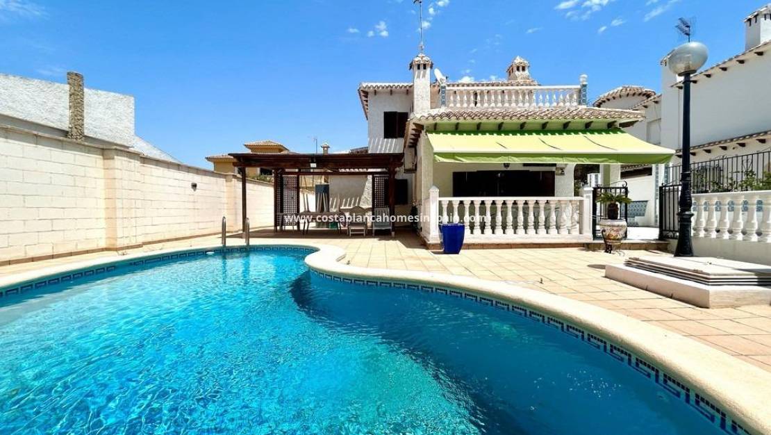 Resale - villa - Orihuela Costa - La Zenia