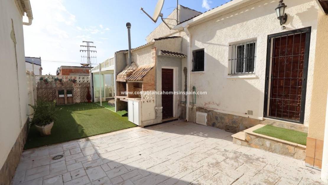 Resale - Villa - Torrevieja - La Siesta - El Salado - Torreta