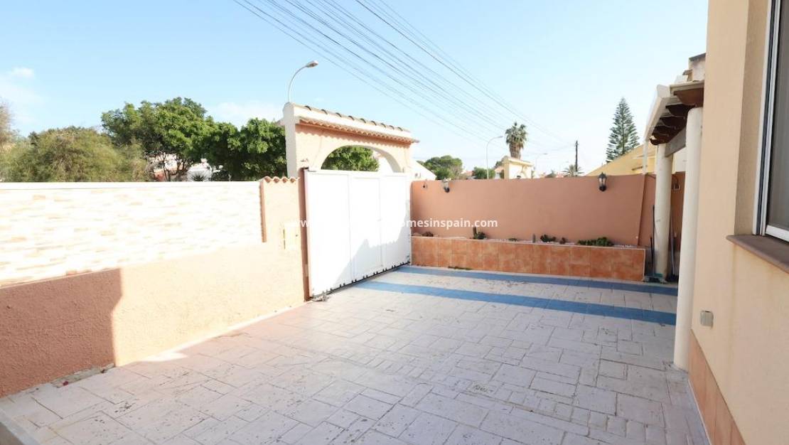 Resale - Villa - Torrevieja - La Siesta - El Salado - Torreta