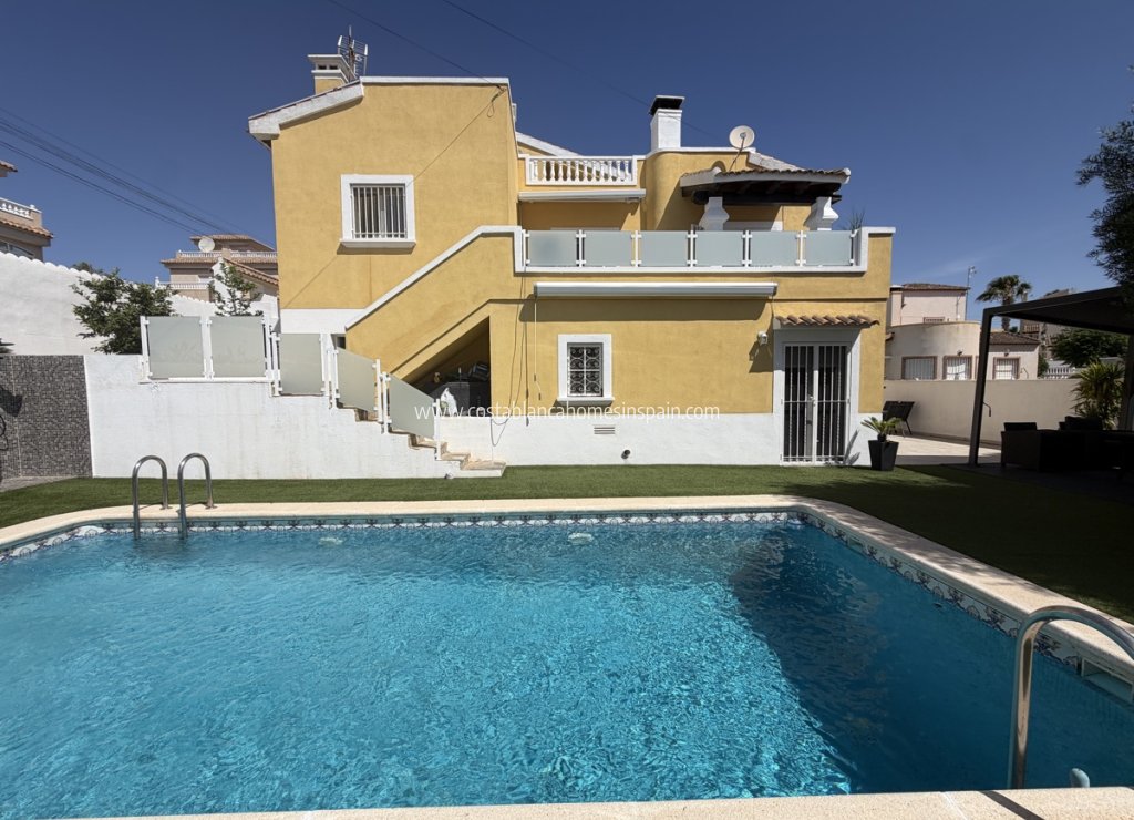 Sale - Detached Villa - Villamartin