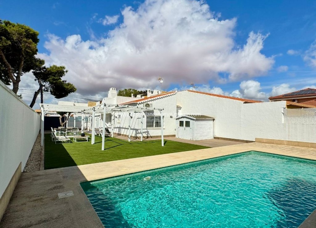 Venta - Semi - Detached Villa - Torrevieja - Torretas